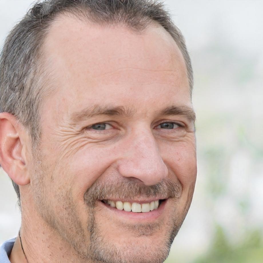 Portrait de Lazare Descombes, spécialiste juridique